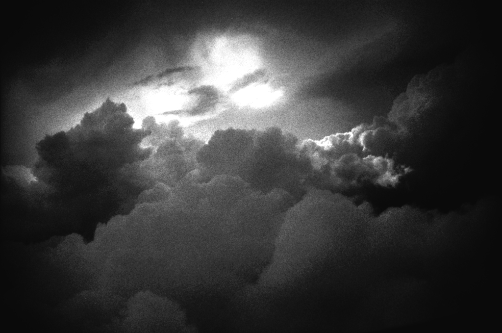 El cielo de Verona
Desde el avión, quedé sorprendido por los contrastes. Está tomada en película fotográfica.
Álbumes del atlas: aaa_no_album
