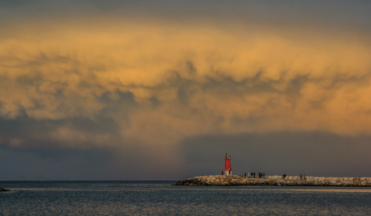 La base de una tormenta que se alejaba al atardecer dejó ver estas nubes desprendiéndose con rasgos de mammatus.
