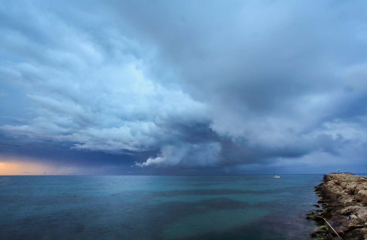 Tormenta que llegando desde el interior alcanzó el Golfo de Valencia al final del día, dejando ver estas estructuras.
