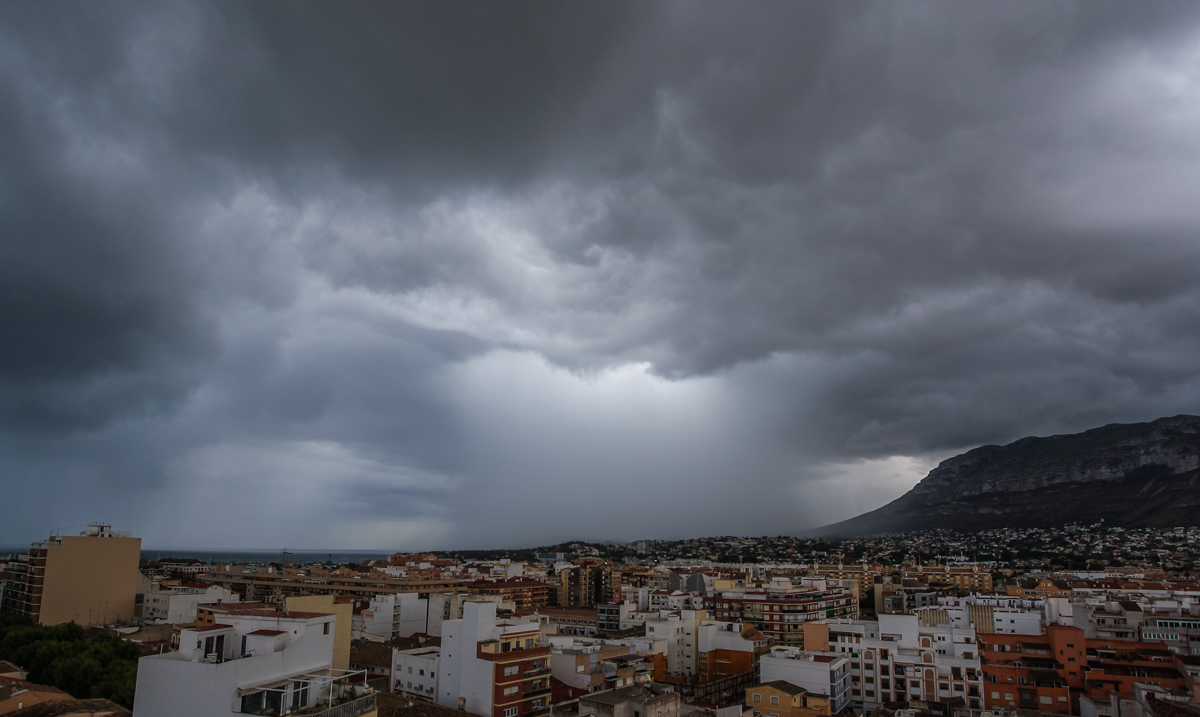 Último episodio de tormentas que tuvimos en el mes de mayo, la imagen muestra un núcleo potente que entró al mediodía, ese día se recogieron 10 l/m2 en Dénia y hasta 40 l/m2 en pueblos interiores de la Marina Alta.
