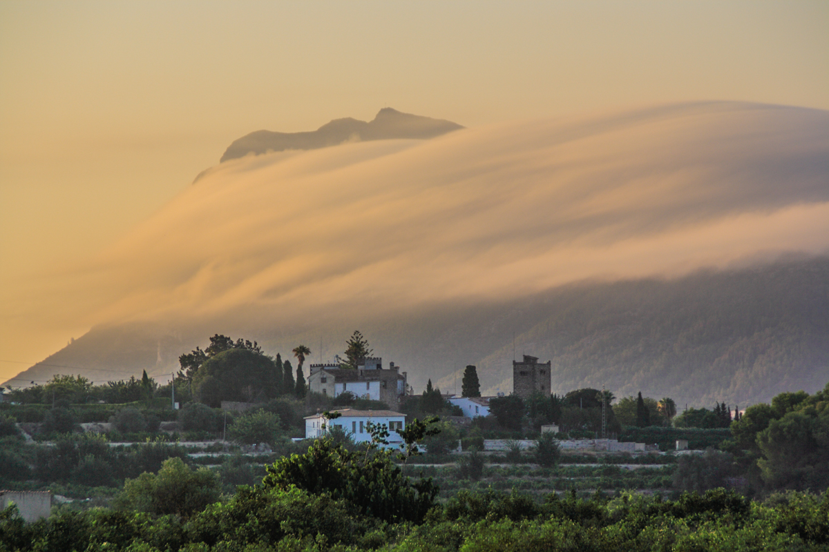 En días de estabilidad meteorológica es habitual que se formen sobre el Montgó nieblas, normalmente empiezan por la cara oeste, la que se ve en primer plano, subiendo hacia la parte este, más elevada. Pudiera hablarse de nubes orogénicas puesto que nacen y se desarrollan entorno a la montaña adoptando su fisonomía.
