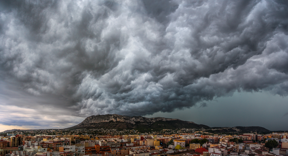 Momento en que el arcus se situó sobre mi cabeza. Difícil de olvidar el cielo apocalíptico que tuvimos el 14 de agosto al llegar un tren de tormentas organizadas desde el noroeste. Mientras llegaba, la pared del arcus frontal no parecía extraordinaria pero cuando se colocó sobre mi cabeza el cielo se volvió espectacular, un festival de pliegues y formas caprichosas que abrumaba la vista, calculo que el ancho de esa pared pudiera ser de unos 2 a 3 km (me baso mirando el Montgó), detrás avanzaba (de derecha a izquierda en la imagen) un impresionante desplome de precipitación. A la estructura de este tren de tormentas le calculo unas decenas de Kilómetros (¿20? ¿30?...), el arcus era brutal.
