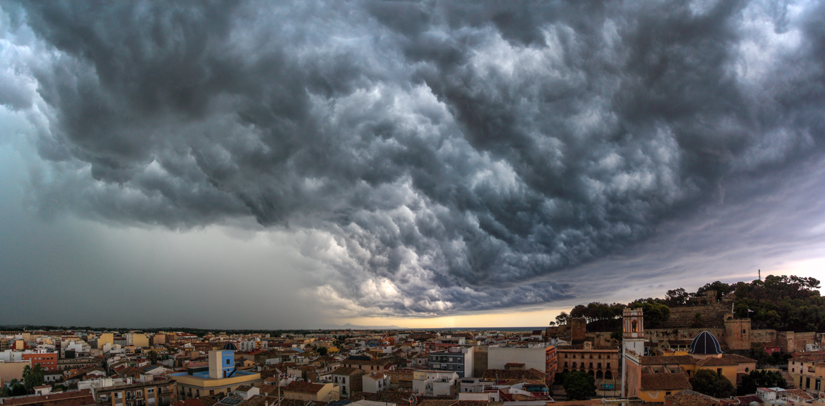 Difícil de olvidar el cielo apocalíptico que tuvimos el 14 de agosto al llegar un tren de tormentas organizadas desde el noroeste. En cuanto la pared del arcus se situó sobre mi cabeza, el cielo se volvió espectacular, un festival de pliegues y formas caprichosas que abrumaba la vista, detrás avanzaba una impresionante cortina de precipitación. A la estructura de este tren de tormentas le calculo unas decenas de Kilómetros (¿20? ¿30?...), el arcus era brutal.
