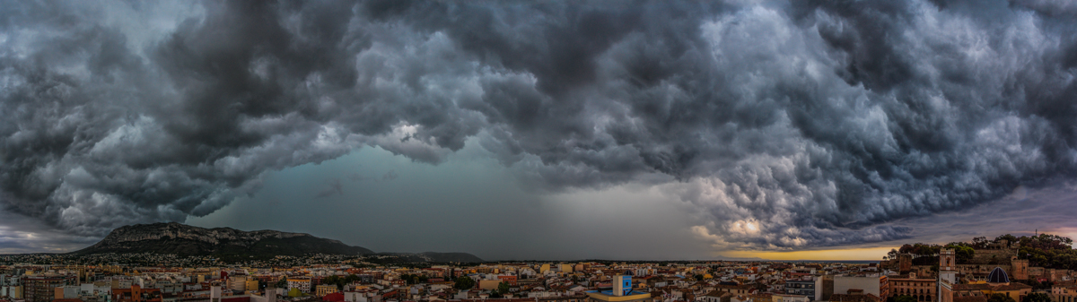 La mega estructura generada por un tren de tormentas que nos vino a visitar la tarde del 14 de agosto bien merecía una panorámica tratando de mostrar su magnitud, la cortina de precipitación bien podía alcanzar los 15 km de diámetro, no digamos el enorme arcus que la precedía.
