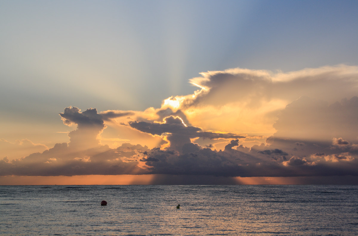 Tras el paso de la DANA a mediados de agosto, la actividad convectiva se trasladó a las islas Baleares, formándose de madrugada núcleos tormentosos en el mar a cierta distancia de la costa peninsular. Al salir el sol esos cumulonimbus lejanos ofrecieron un bello espectáculo de luces y sombras, algunas proyectadas sobre otras nubes.
