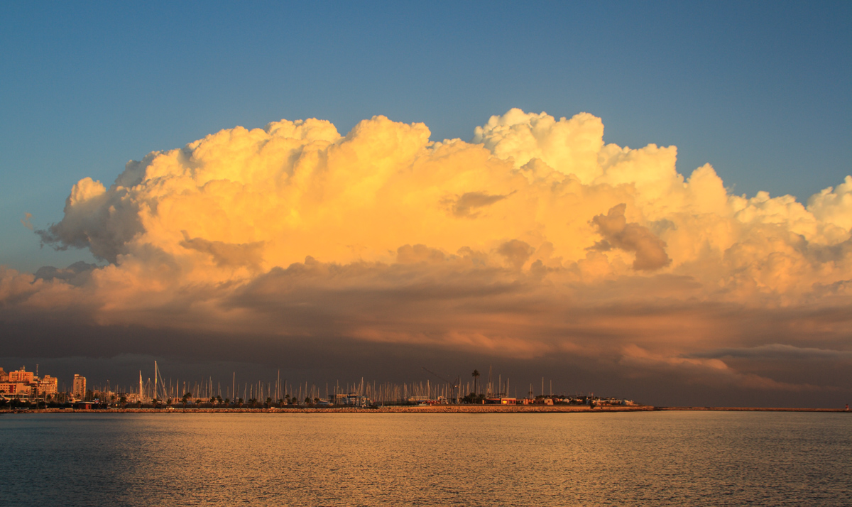 La combinación de un frente activo llegando por el oeste con nubes compactas que iban creciendo conforme llegaban al mar, más un cielo despejado por el este que dejaba entrar directamente los primeros rayos del sol, ofreció este espectáculo al amanecer, toda una delicia visual observar estos cumulonimbus iluminarse con los colores cálidos de la mañana.
