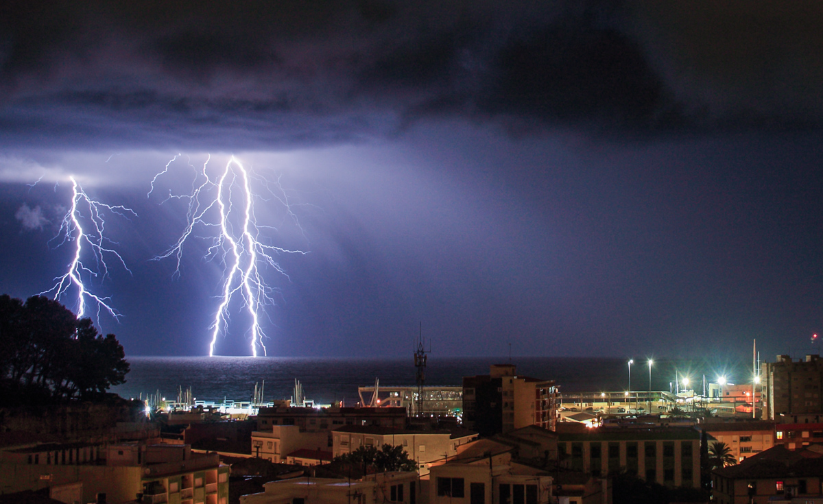 El frente o vaguada atlántica que luego formaría la DANA de trágicas consecuencias, llegó de madrugada a la costa mediterránea con fuerte viento y gran aparato eléctrico, ganando intensidad al alcanzar el mar dejando fuertes y vistosos rayos nube-mar, en este caso 3 descargas simultaneas que capté a la izquierda del encuadre.
