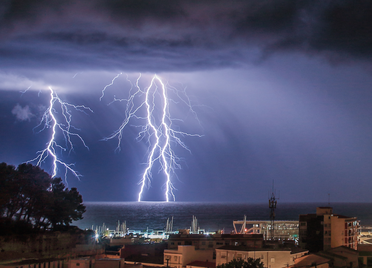 El frente o vaguada atlántica que luego derivaría en la DANA de trágicas consecuencias para Valencia, llegó a la costa mediterránea de madrugada con fuerte viento y gran aparato eléctrico, ganando intensidad al alcanzar el mar, donde descargó fuertes y vistosos rayos nube-mar, en este caso 3 descargas simultaneas que tuve la suerte de capturar.
