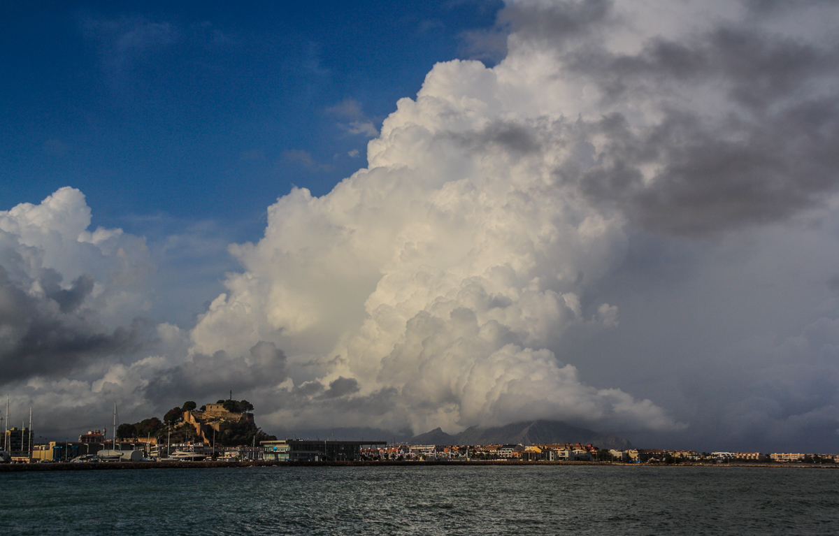 La trágica DANA de finales de octubre no tenía ganas de irse, permaneció activa una semana y así el 3 de noviembre todavía se formaron algunos cumulonimbus en el mar que al tocar tierra dejaron precipitaciones de 27 l/m2 en Dénia, también los 53 l/m2 que dejó en els Poblets la tormenta que aparece en la imagen, con base muy bajita (unos 200 msnm) hasta al punto de ocultar a medias la sierra de Segaria.
