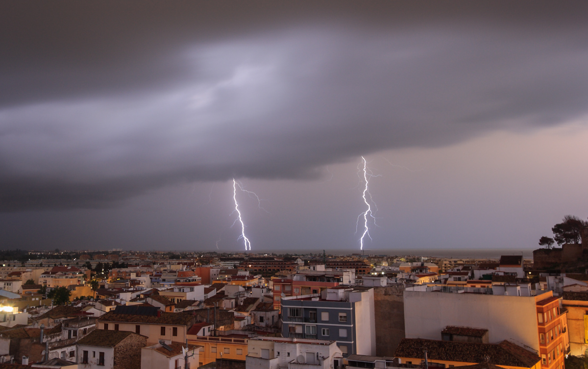 Ya amaneciendo se presentó esta tormenta con aparato eléctrico que venía desde la zona de Gandía donde había dejado precipitaciones de interés. Fue la última manifestación de la DANA de mediados de noviembre.
