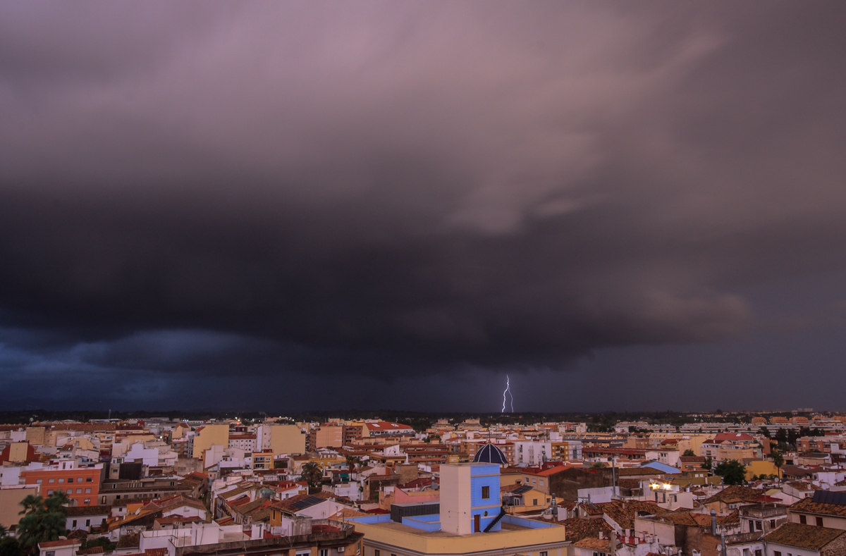 Ya amaneciendo se presentó esta tormenta con aparato eléctrico que venía desde la zona de Gandía donde había dejado precipitaciones de interés. Fue la última manifestación de la DANA de mediados de noviembre.
