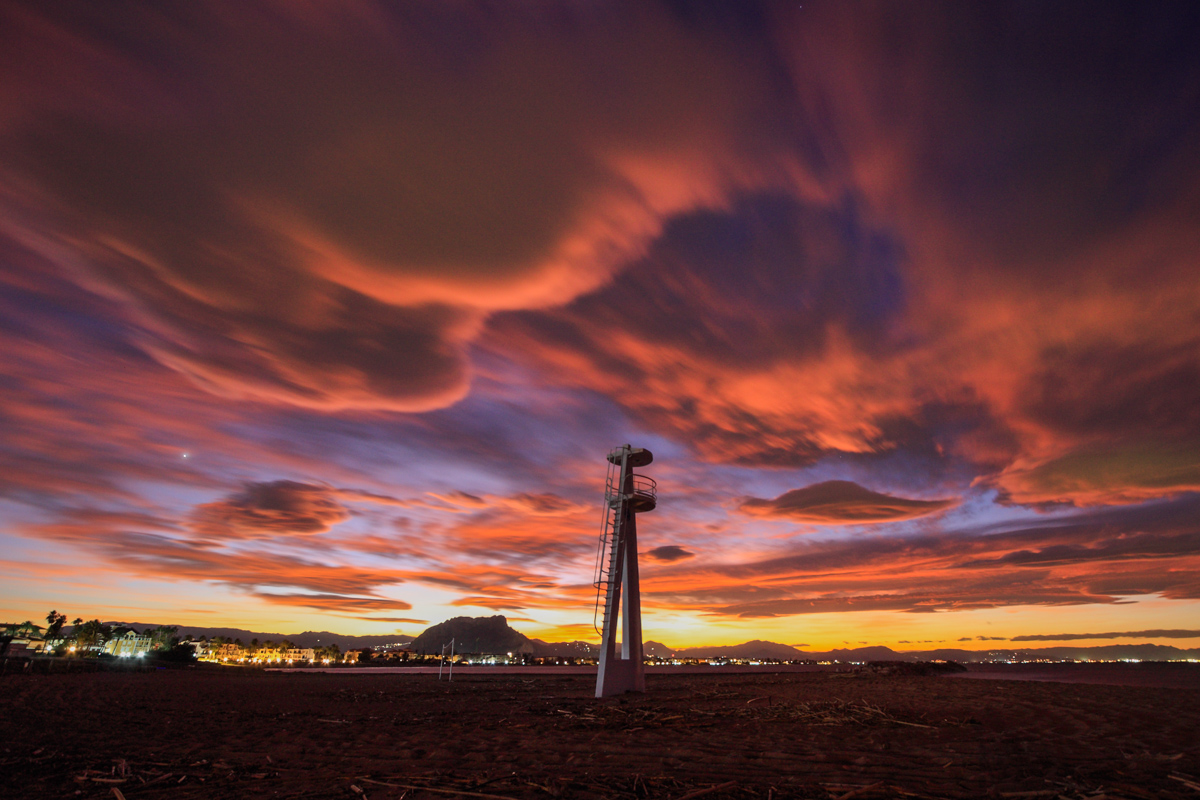 Nubes moldeadas por el viento al atardecer, mantuvieron las tonalidades rojizas durante un buen rato, así que pude hacer algunas fotos con larga exposición.
