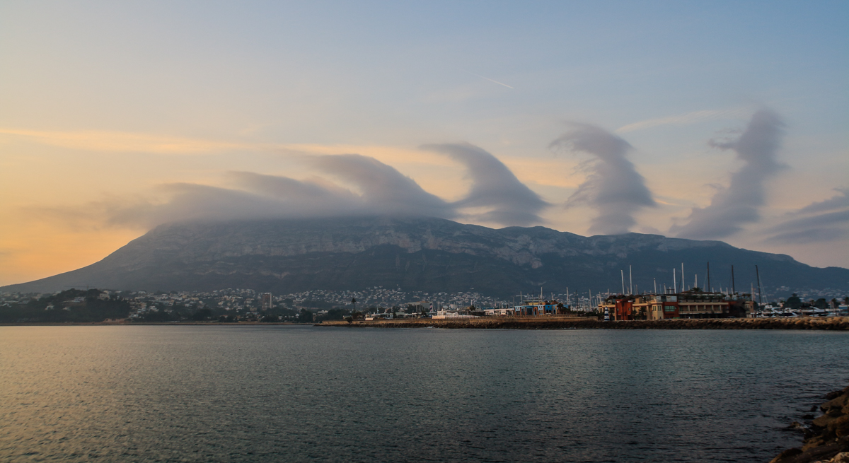 Curiosa formación de nubes bajas observadas por la mañana sobre el Montgó, desplazándose de derecha a izquierda según la imagen y que iban adoptando la forma de fluctus.
