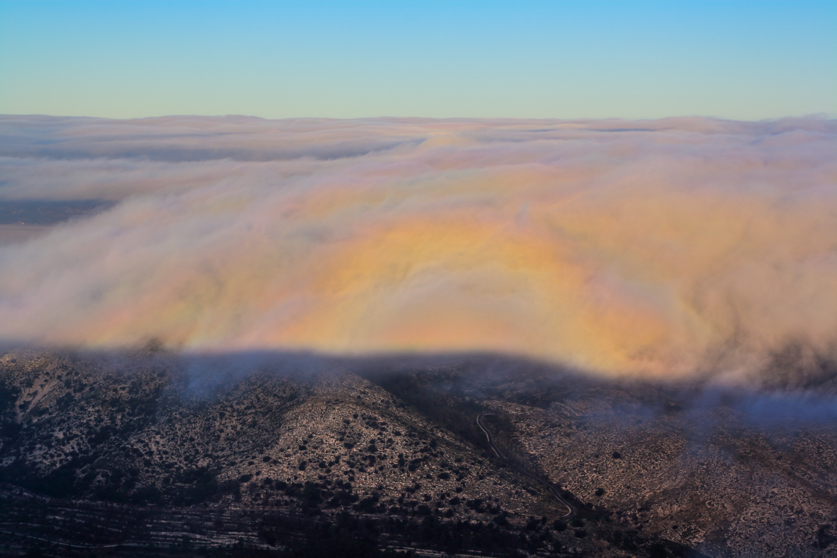 Vistosa gloria que pude contemplar a primera hora del día sobre la niebla que avanzaba por las montañas de Vall d'Alcalá y Tollos. Llamaba la atención por su magnitud, se originaba por la sombra que proyectaba en la niebla la cumbre de la sierra de Alfaro, sobre la que me encontraba en ese momento, con el sol todavía bajo. Un momento precioso que duró varios minutos hasta que las nubes bajas lo cubrieron todo. Salir de noche para alcanzar la cima al amanecer tuvo su recompensa.
