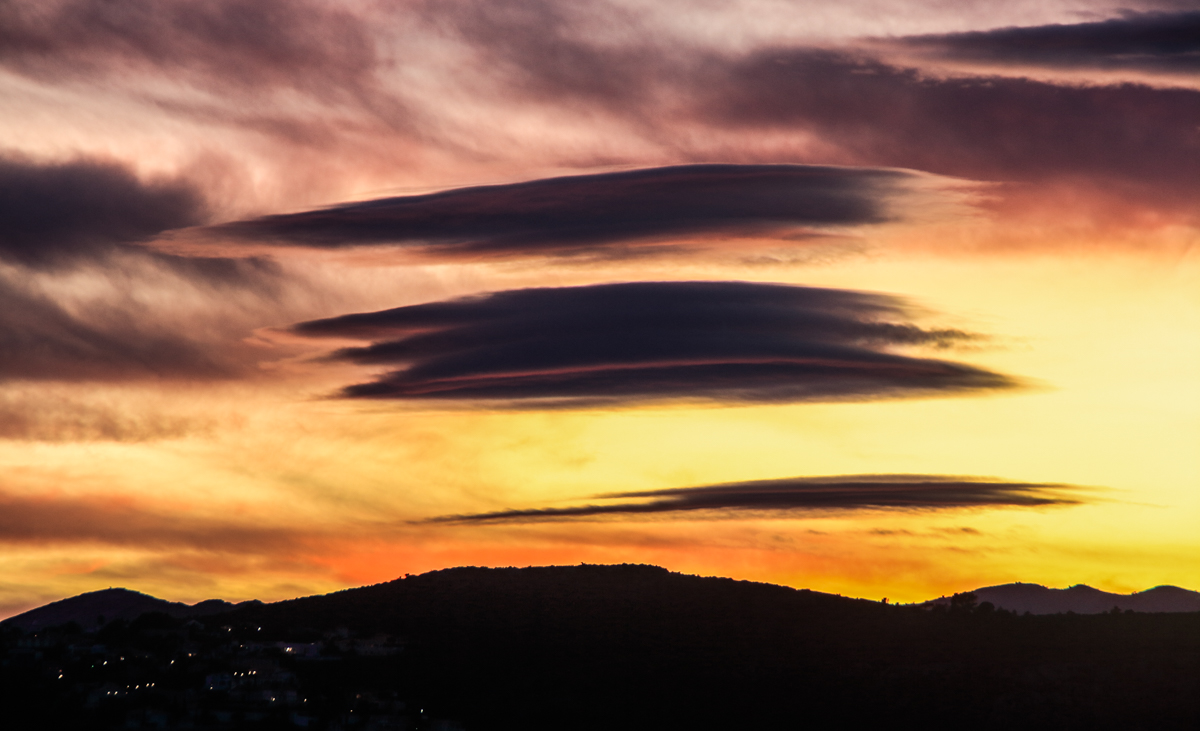 Lenticulares apilados que se pudieron observar a última hora de la tarde, lógicamente después de un día de viento.
