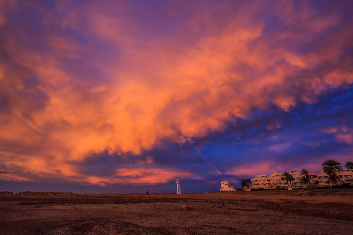 El paso de un frente desgastado dejó este espectáculo de color al atardecer.
