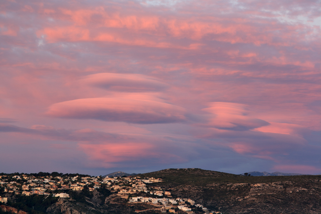 Lenticulares al amanecer
Nubes lenticulares enrojecidas al amanecer. Estas nubes suelen formarse a sotavento de las montañas alicantinas más elevadas (Aitana, Serrella, Montcabrer)
Álbumes del atlas: ZFP18 lenticularis