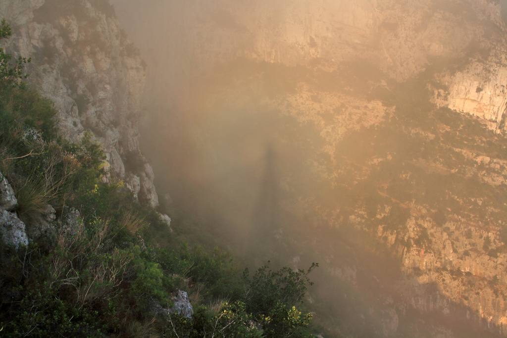 Espectro de Brocken en el Montgó
Tenue y fugaz espectro de Brocken que tuve ocasión de captar en el momento en que se retiraban las nubes bajas sobre el Montgó (Alicante)
