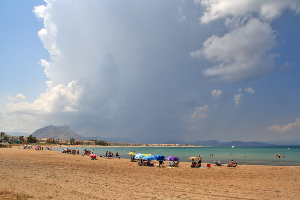 Días de playa y tormentas
Tarde de sol y playa en Dénia mientras una tormenta avanza inexorable desde el interior de la provincia de Alicante
