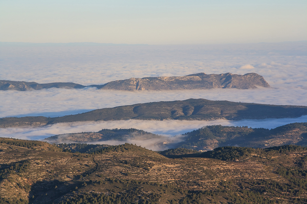 Valles de niebla
Un mar de niebla invadió aquella mañana los valles de la Vall d'Alcalà y Vall de Gallinera (norte de Alicante), así como gran parte del sur de la provincia de Valencia (al fondo en la imagen). Foto tomada desde la cima de Serrella (Pla de la Casa).
Álbumes del atlas: zfi20 mar_de_nubes