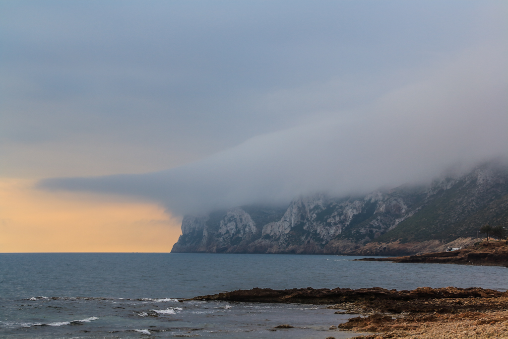 Nieblas sobre el Cabo
Nieblas que llegaron al amanecer por el mar remontando las estribaciones del Cabo de San Antonio formando una especie de boina o chapela. 
