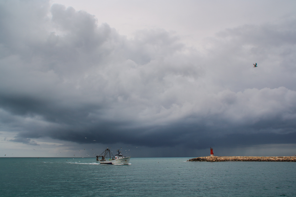 Escapando de la tormenta
Repliegue de las barcas de pesca coincidiendo con la llegada de esta tormenta por el mar.
