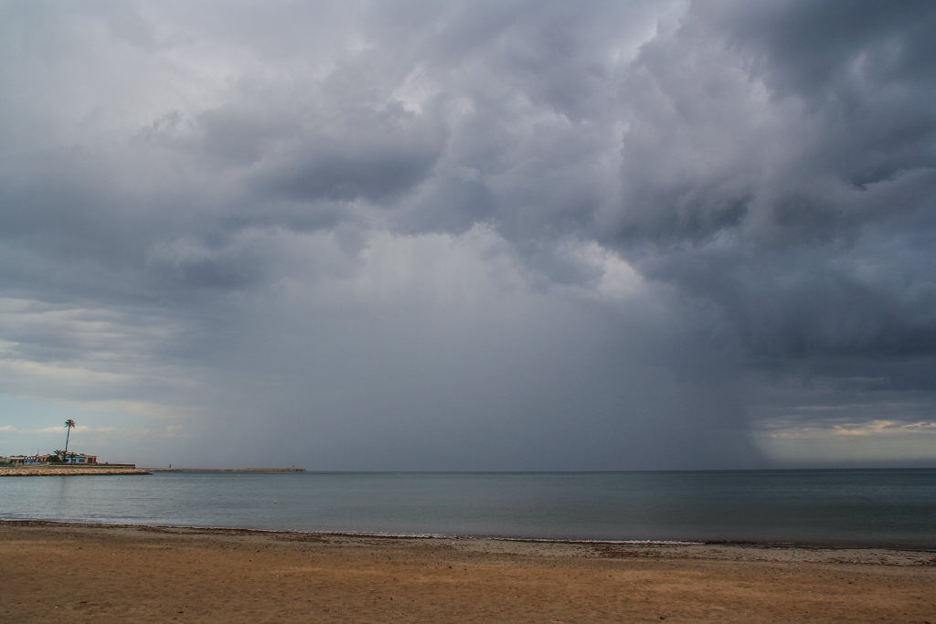 Desplome frente a la playa
Fuerte desplome de precipitación de esta tormenta primaveral que llegó por la tarde a Dénia. Agua dulce para los peces ...
