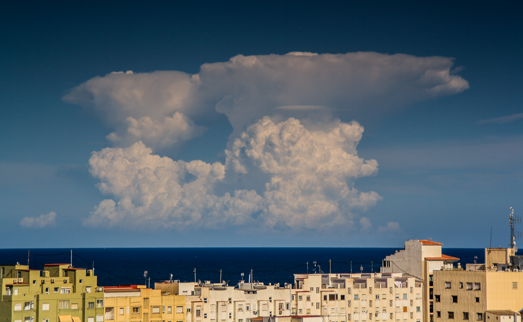 Gemelos sobre Ibiza
El 16 de septiembre hubo fuertes tormentas en las Baleares. Estos dos cumulonimbus gemelos, aunque no mellizos, crecían simultáneamente sobre la isla de Ibiza, momento que capté desde Dénia, a unos 95/100 km de distancia.
