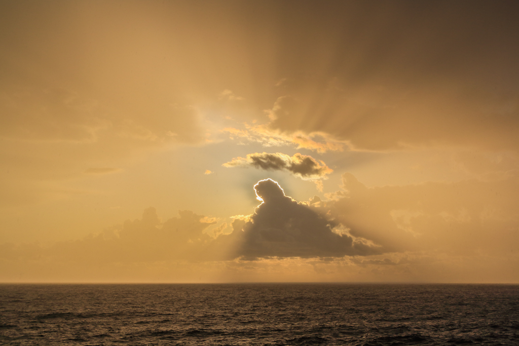 Difusor de luz
Una nube compacta interpuesta ocultando el sol, junto con una fina cortina de lluvia precipitando en el mar crearon este bello efecto bastante fugaz.
Álbumes del atlas: zfp23