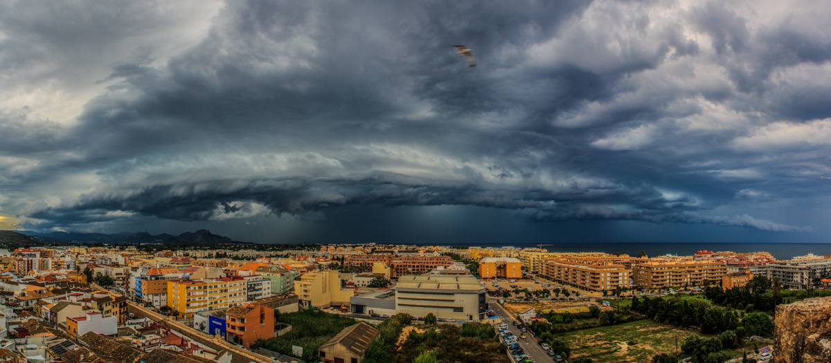 Arcus de tormenta que llegó a la Marina Alta viniendo del interior de la provincia de Valencia. Estas tormentas recorren cierto trecho de mar sobre el Golfo de Valencia, el que hay entre Gandía y el Cabo de San Antonio, lo cual hace que recarguen energía y revivan, no es extraño que una tormenta desgastada vuelva a coger vigor y acabe precipitando más al llegar a la zona litoral.
