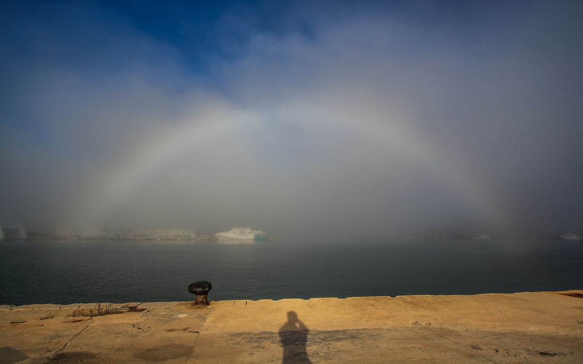 Ver un arco de niebla sobre el mar ¡¡ wuaaau !! Esa tarde me harté de hacerle fotos. Las nieblas de advección suelen aparecer por la mañana y pocas veces permanecen hasta la tarde, pero ese día estuvieron entrando a tierra y retirándose al mar sucesivamente hasta el anochecer. Con el sol vespertino se pudo observar este precioso fenómeno durante un buen rato.
