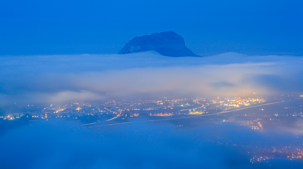 El Montgó rodeado de niebla
Ya anocheciendo se podía observar la densa niebla de procedencia marina rodeando el Montgó por la parte interior.  
