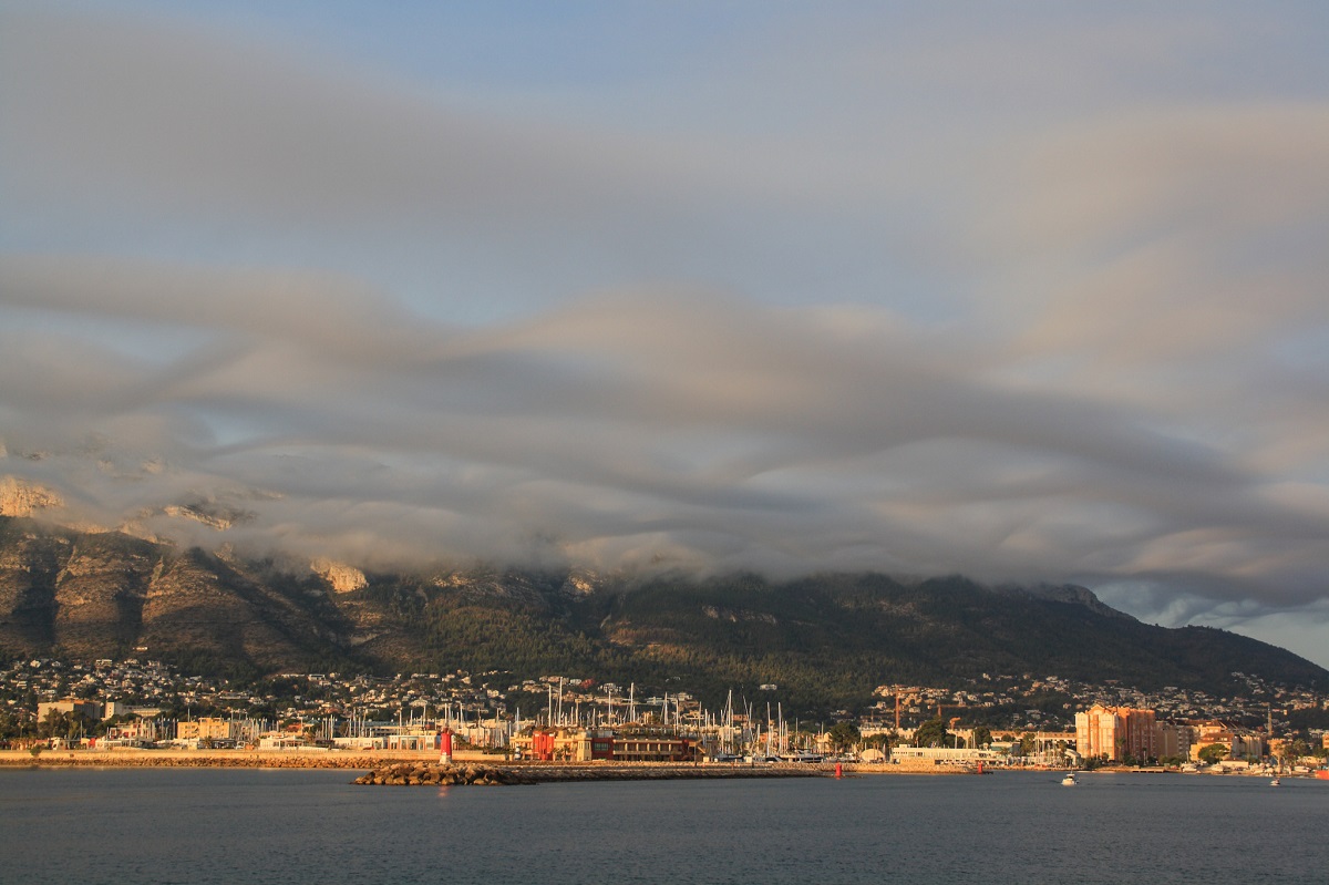 Atlas: Satratocumulus stratiformis asperitas
Nubes bajas onduladas que se colocaron alrededor del Montgó al amanecer
