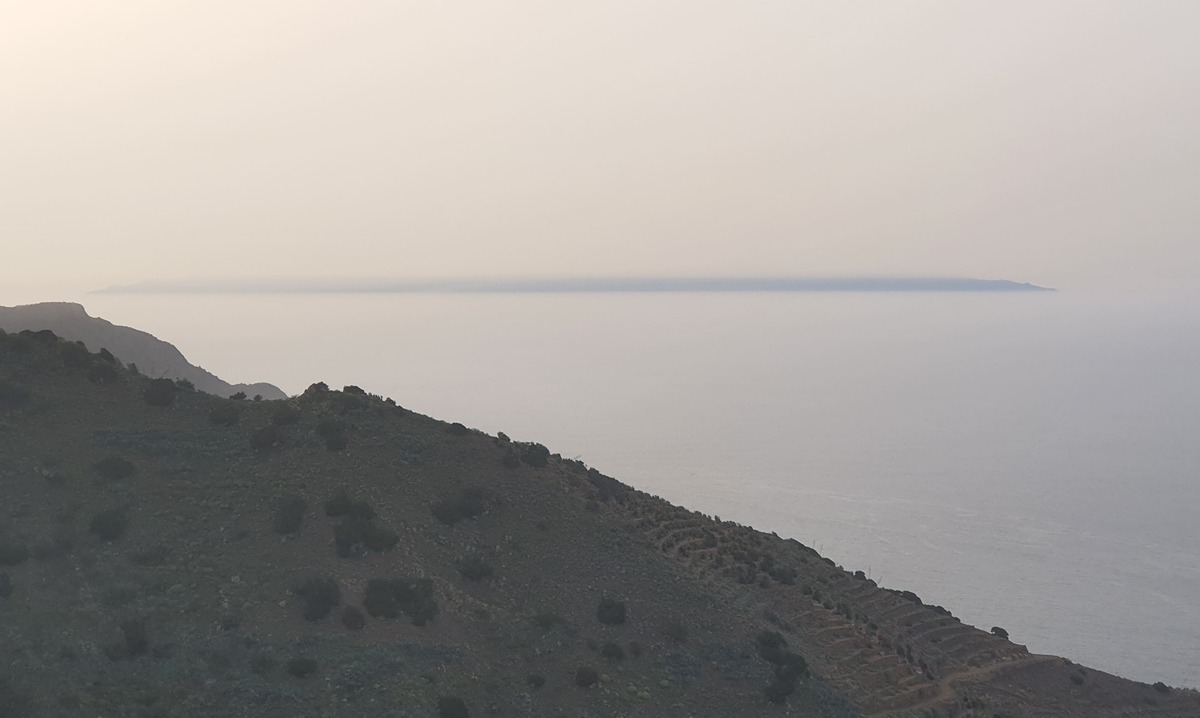 Tras una gran entrada de polvo en suspensión a mediados de abril, con el paso de las horas empezó a levantar, dejándose ver las zonas bajas de La Palma desde la vecina isla de la Gomera, dejando una curiosa estampa.
