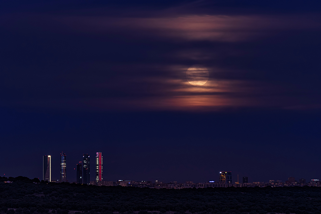 Salida de la luna por la cuatro torres
