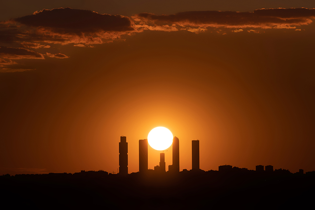 Puesta de sol por la cuatro torres
Puesta de sol por la cuatro torres
Álbumes del atlas: aaa_no_album