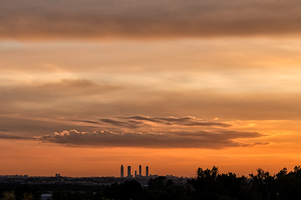 Nubes sobre las torres al atardecer
Bonita colorida puesta de sol sobre las 5 Torres de Madrid
Álbumes del atlas: zfv21