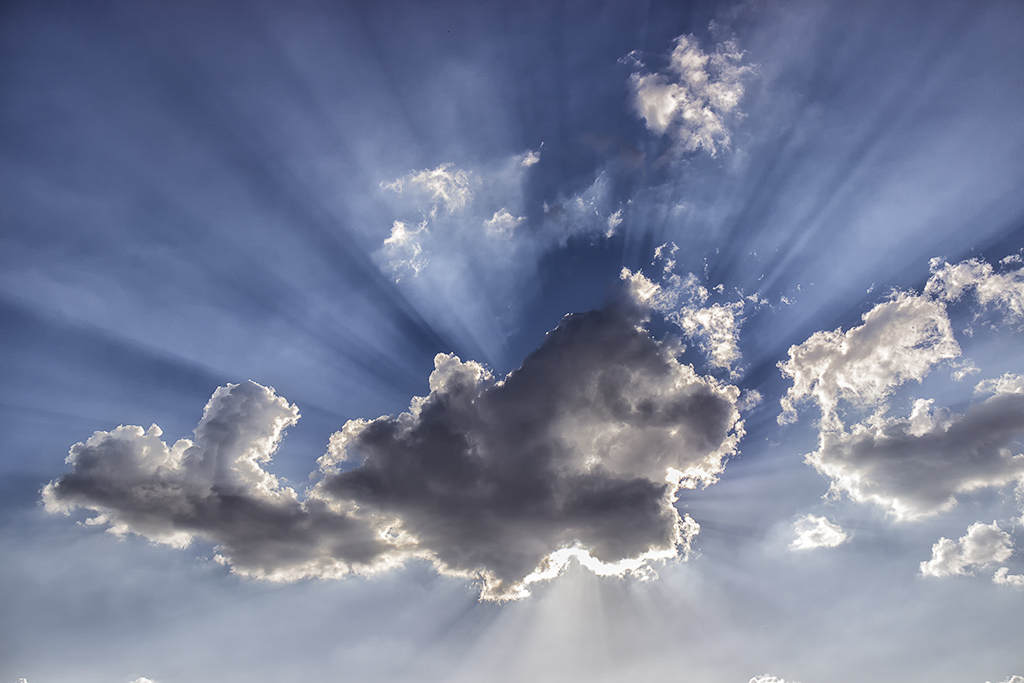 Y LOS RAYOS DEL SOL SALIERON
Salen las nubes y el sol se esconde, sus potentes rayos forman una bonita imagen.
Álbumes del atlas: ZFV18 sombras_retroproyectadas