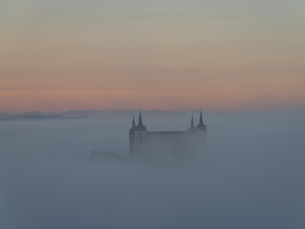 LA NIEBLA SOBRE EL ALCAZAR
Amanece en Toledo y la niebla cubre la ciudad, el espectáculo que vemos 
ante nuestros ojos es impresionante.
