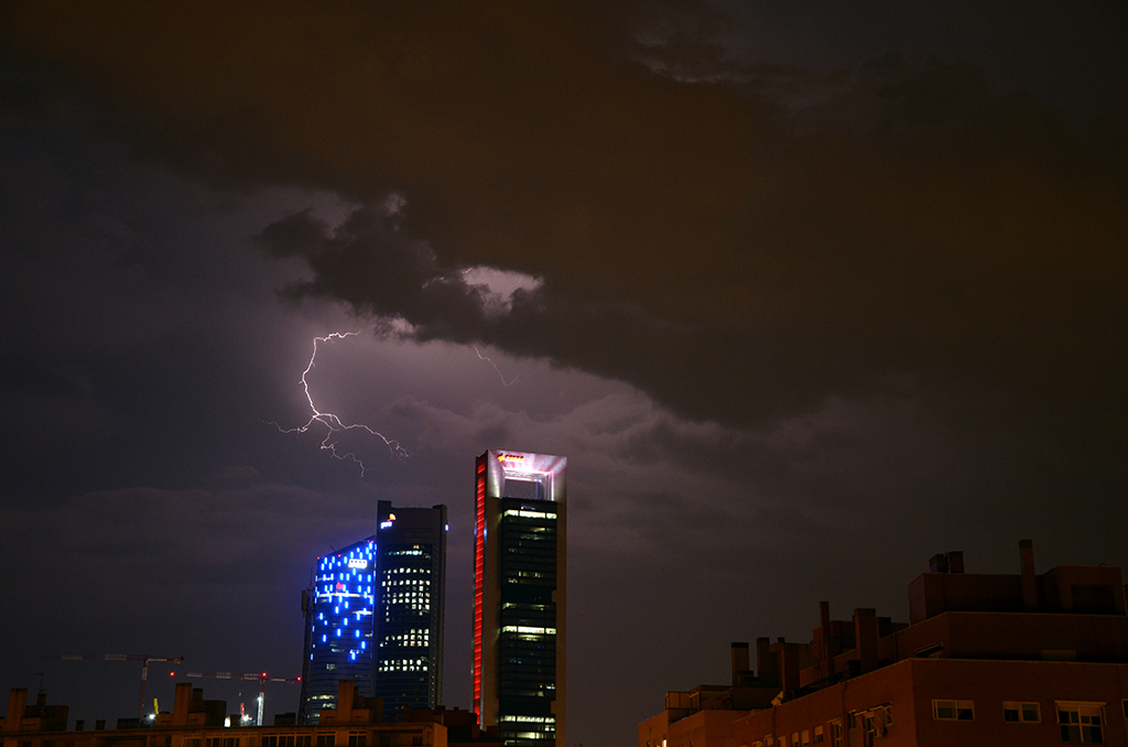 Esta imagen pertenece a la serie titulada “rayos y centellas sobre Madrid”, serie  de fotografías que realicé durante la tormentosa noche del 3 de julio de 2019. Desde la ventana de mi casa fui testigo del aparato eléctrico que cayó esa noche sobre las Cuatro Torres del “skyline” de Madrid.
