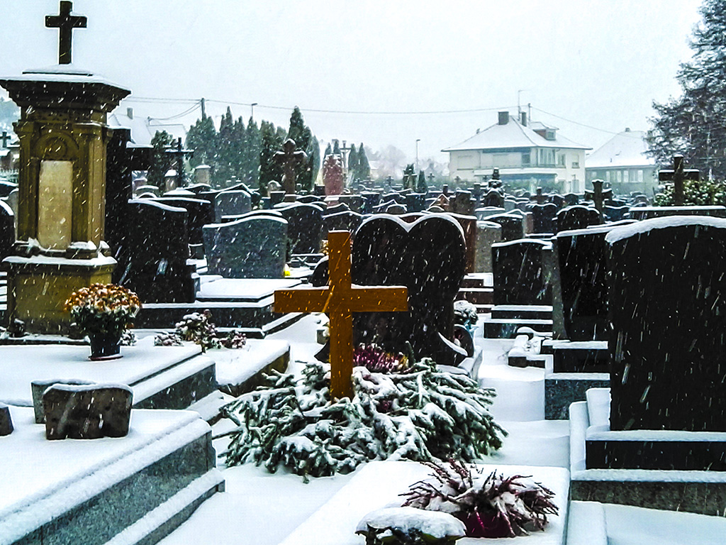 Nieve para un lugar frio
Como cambian los paisajes cuando nieva, esta imagen la realizé en un viaje, por la Alsacia, nos nevó y esta imagen le da al cementerio otro color.
Álbumes del atlas: nieve