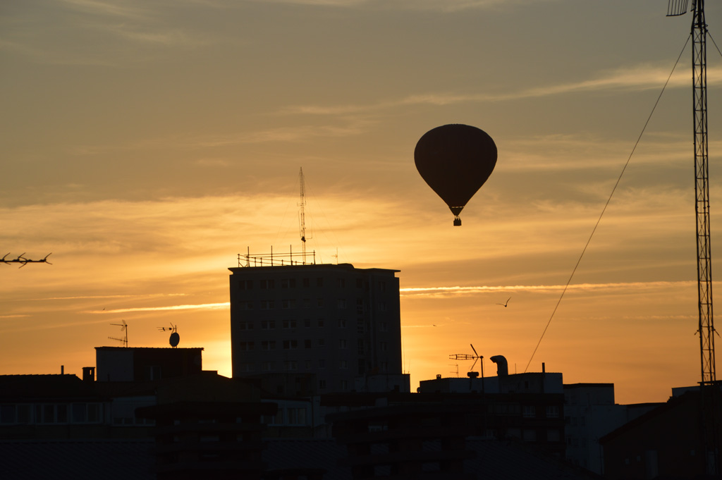 SOLEDAD
Un globo sobrevuela en soledad la ciudad de Gijón, es una noche típica de verano.
Álbumes del atlas: aaa_no_album