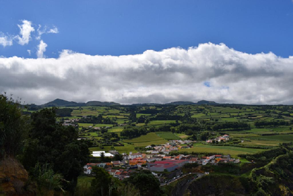 Stratocumulus
"Nubes bajas sobre las Azores"

Las islas Azores tienen un clima muy variable y las nubes suelen estar muy bajas , por lo que permite al viajero disfrutar de benitas vistas desde las diferentes miradores. La foto fue tomada en la isla de Sao Miguel este mes de Agosto
