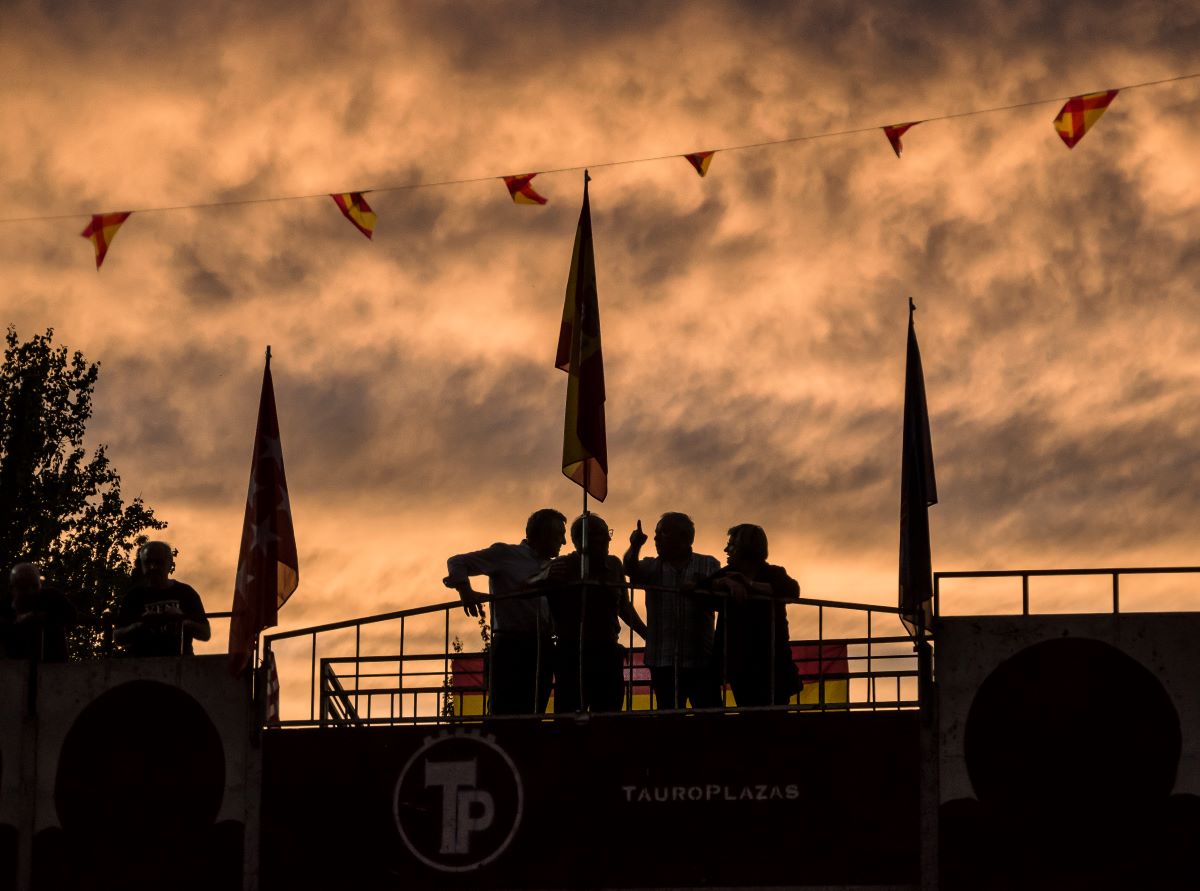 Imagen tomada desde fuera en la zona de las Fiestas de Pozuelo al atardecer
