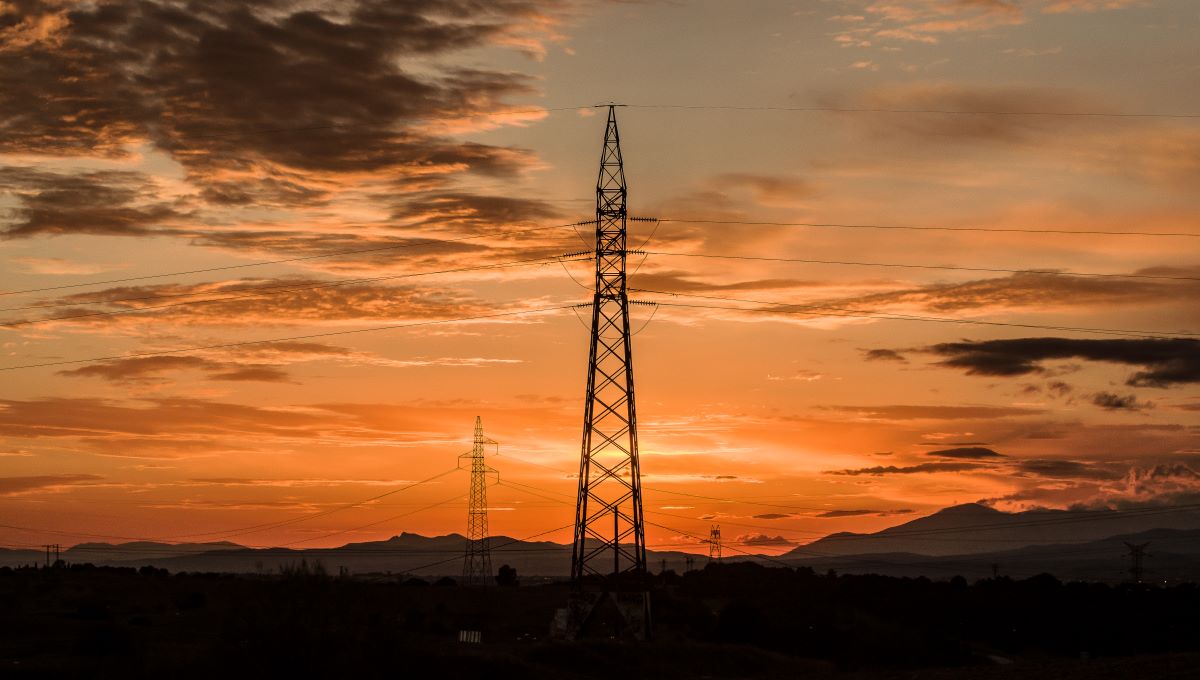 Atardecer en zona de postes de luz
