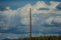 Monumento_bajo_un_cielo_de_cumulos.JPG