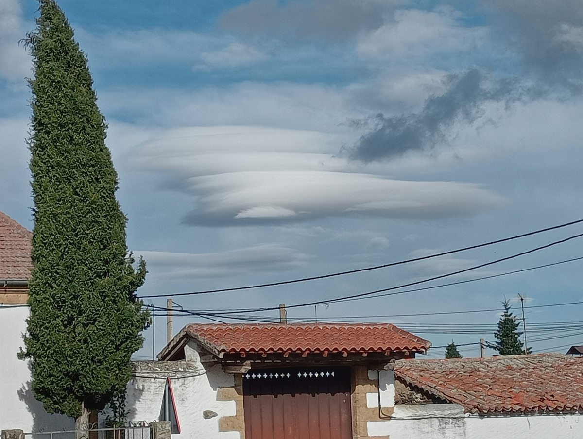 Formación de nubes lenticulares en una mañana muy ventosa de noviembre del año 2024.
