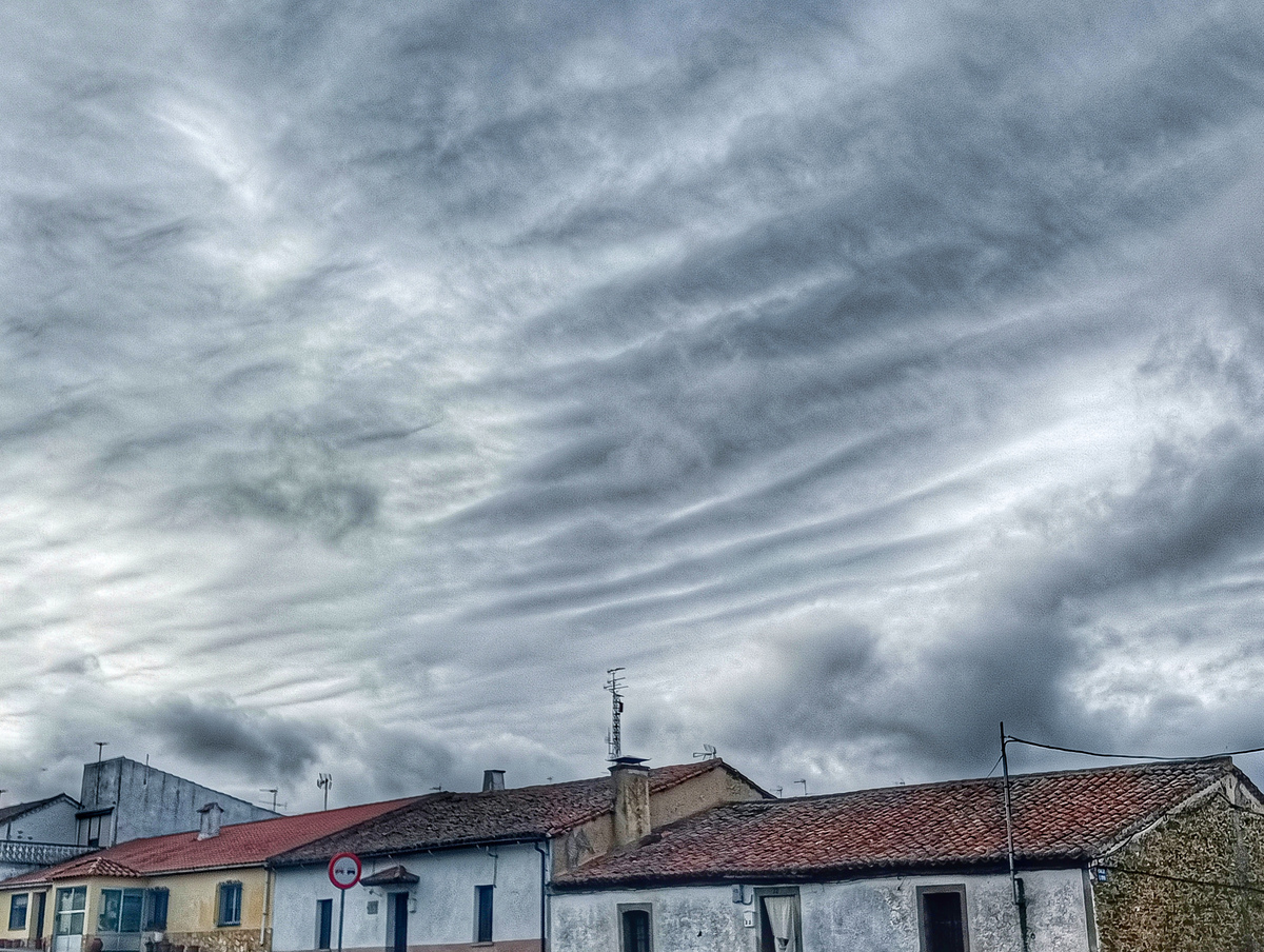 Con la intención de aportar diferentes tipos de nubes que capté y con la pequeña duda del tipo de altocumulus de esta fotografía, la comparto por si fuera de utilidad. 
