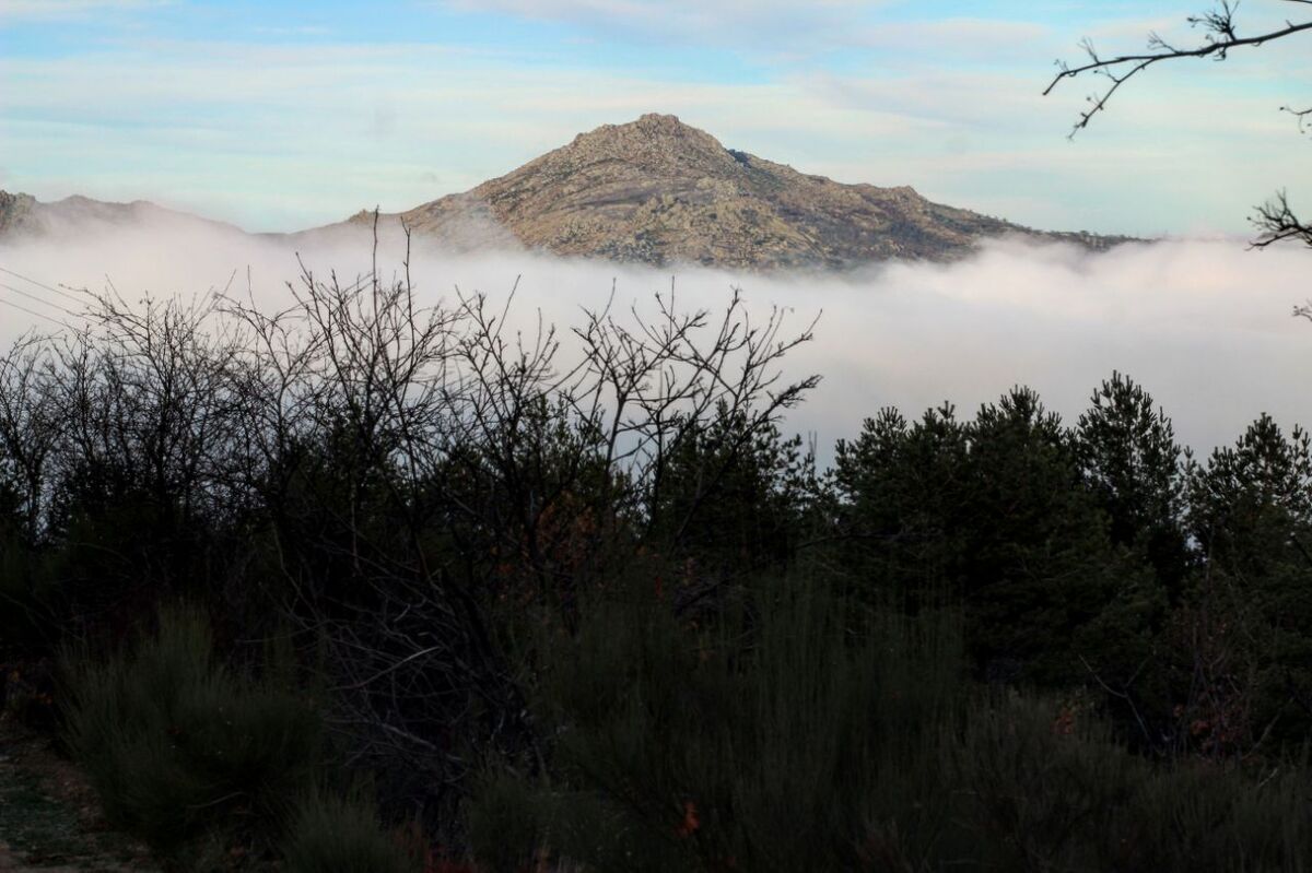 Manto de nubes que adorna a los pies los picos de la sierra de Béjar 
