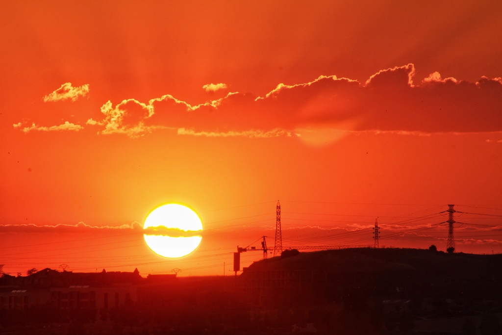 Otra muestra quizá con mejor detalle del atardecer de fuego realizado justo en el momento del ocaso al tiempo que estas nubes ardientes surcaban el cielo salmantino 
